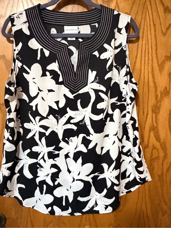 Liz Claiborne Tops - Liz Claiborne Black and White Floral Sleeveless Camisole